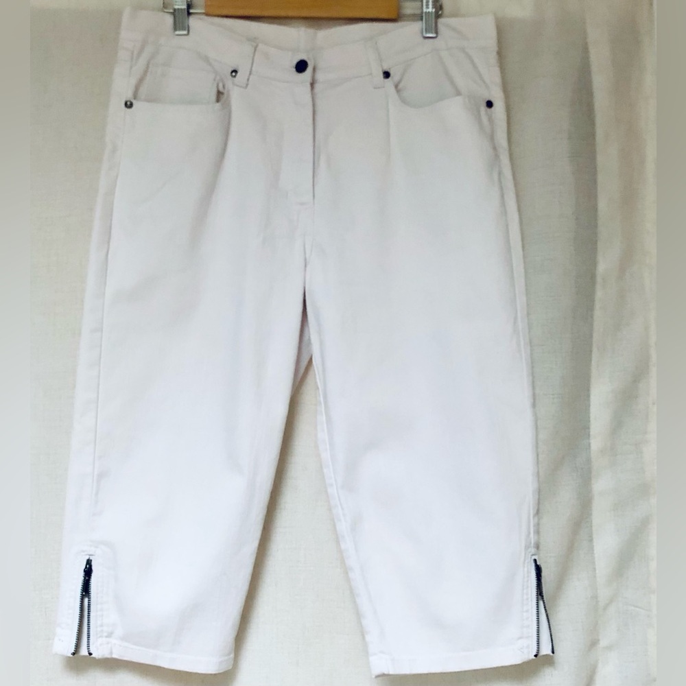 Women’s white denim capri pants by Nicole.Side zippers,size 12,inseam 17”.